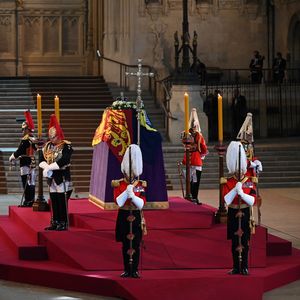 Wachmann bricht am Sarg von Queen Elizabeth II. zusammen