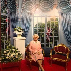 Fans können bei Queen Elizabeths Wachsfigur Abschied nehmen