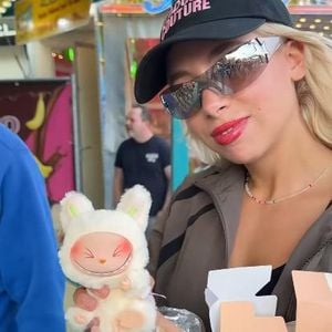 Walentina Doronina zeigt stolz ihre Lafufu-Sammlung im Netz