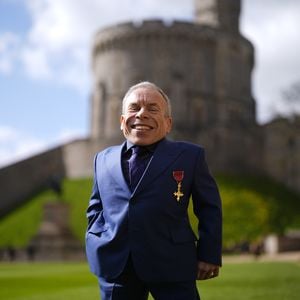 Durch Prinz William: Warwick Davis mit Ritterorden geehrt