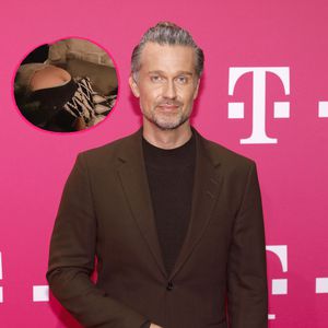 Hoppala! Wayne Carpendale zeigt Po-Ritze vor Weihnachtsbaum