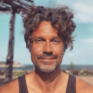"Happy und verstrahlt": Wayne Carpendale teilt Urlaubsselfie