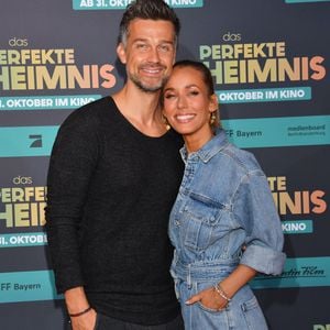 Annemarie Carpendale lagert ihren Po auf Ehemann Wayne!