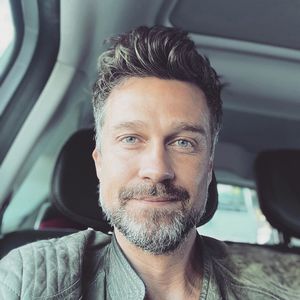 Pinkelt Wayne Carpendale etwa in seinen eigenen Garten?