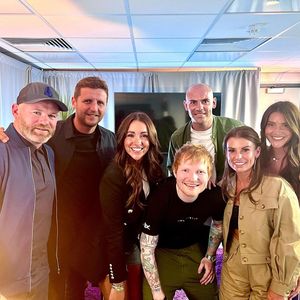 14. Hochzeitstag: Hier posieren die Rooneys mit Ed Sheeran