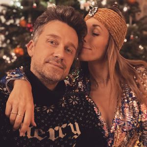 Liebe oder Shampoo? Annemarie schnuppert an Wayne Carpendale