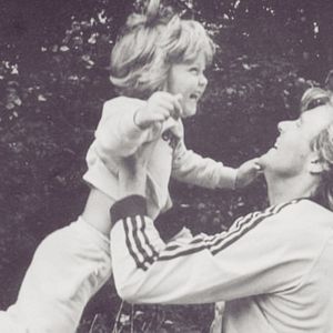 Rückblick: Welcher Schauspieler tobt hier mit seinem Papa?