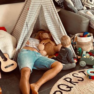 Harter Daddy-Alltag: Wayne Carpendale gönnt sich Nickerchen