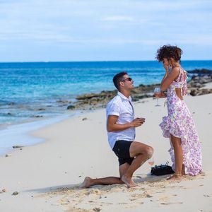 Romantisch am Strand: Sarah Hyland ist endlich verlobt
