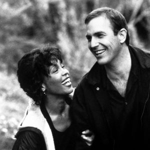 Kevin Costner würdigt Whitney Houston an seinem 70. Ehrentag