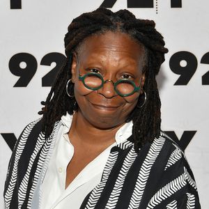 Ischias-Probleme: Whoopi Goldberg hat jetzt eine Gehhilfe
