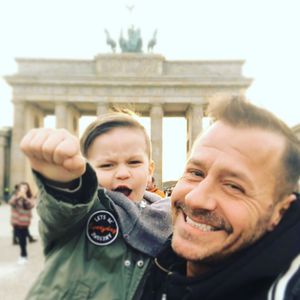 So süß gratuliert Willi Herren seinem Enkel zum Geburtstag