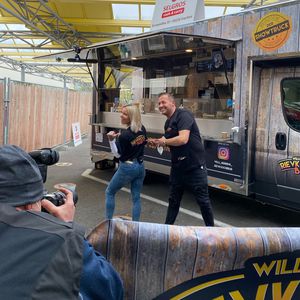 Starauflauf & Ordnungsamt: Willi Herren eröffnet Food-Truck