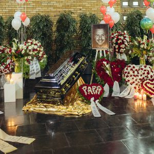 Bilder aus der Kirche: So rührend war Willis Sarg geschmückt