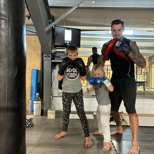 Pinks Mann Carey Hart bringt seinen Kindern Thaiboxen bei!