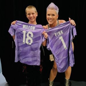 Pink singt gemeinsam mit ihrer Tochter Willow (13) bei Event