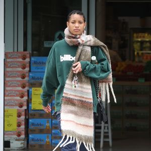 Willow Smith trägt Wollschal bei sommerlichen Temperaturen!