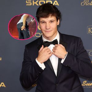 Fauxpas: Wincent Weiss reißt während eines Konzerts die Hose