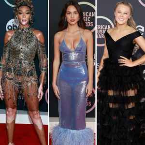 Olivia Rodrigo und Co.: Die schönsten Roben bei den AMAs!