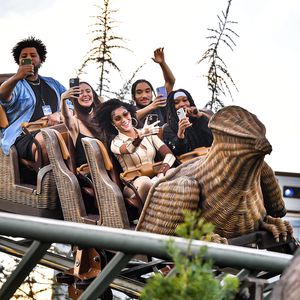 Wilde Fahrt! Winnie Harlow genießt Ausflug in Freizeitpark