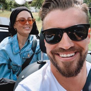 Neues Paar-Foto: Bachelorette-Alex scherzt über seine Wio