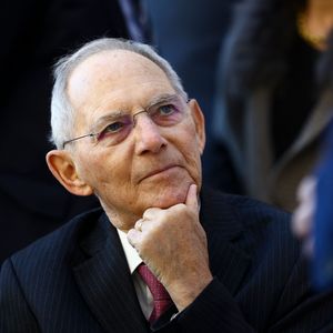 Unbekannte graben Loch in das Grab von Wolfgang Schäuble