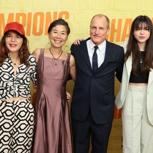 Selten: Woody Harrelson mit Frau und Töchtern auf Premiere