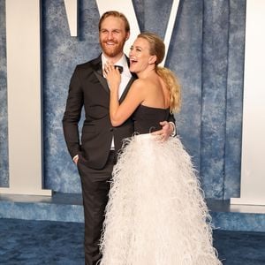 Wyatt Russell posiert mit hochschwangerer Frau Meredith!