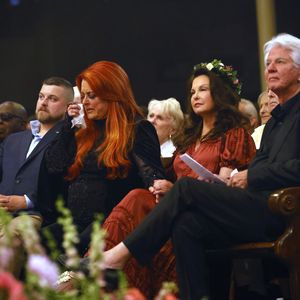 Auf Gedenkfeier: Wynonna und Ashley Judd gedenken ihrer Mama