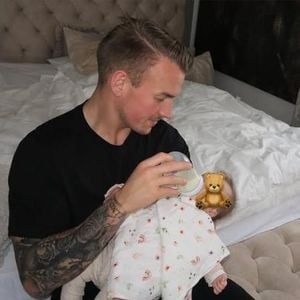 Mit Baby-Tochter: Xander Stephinger teilt Bild zum Vatertag