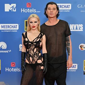 Xhoana erscheint mit Gavin Rossdale in Fetzen-Look auf Event