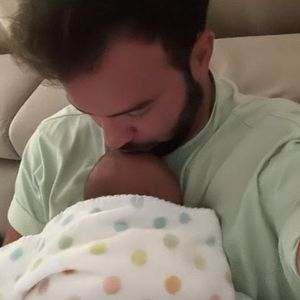 Niedliches Foto: Yasin Cilingir kuschelt mit seiner Tochter