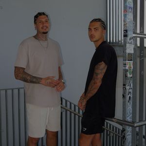 Yasin Mohamed und Tim stylen Haare fürs Turmspringen gleich