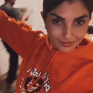 Jimis Fangirl: Yeliz Koc trägt "Die Wilden Kerle"-Hoodie