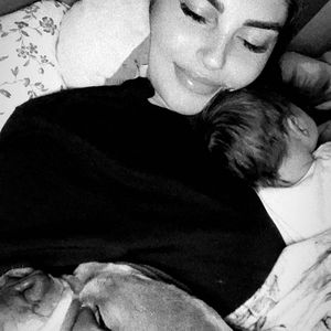Kuscheln mit Hund Luna: Yeliz Koc teilt neues Snow-Foto