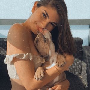 Ups! Yeliz wischt erst Hunde-Po ab, dann ihren eigenen Mund