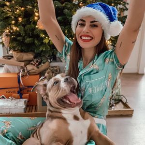 Süße Weihnachtsgrüße: Yeliz Koc postet Fotos mit Hündin Luna
