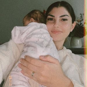 Neues Bild von Snow: Yeliz Koc startet regelmäßigen Mum-Talk