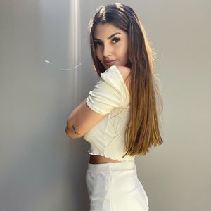 "Zeh gebrochen": Yeliz Koc humpelt jammernd durch Flughafen