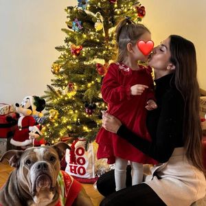 Yeliz Koc teilt süße Weihnachtsgrüße mit Töchterchen Snow