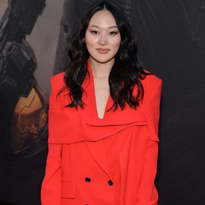 Yerin Ha bekommt süße Unterstützung von "Bridgerton"-Girls