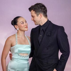Yerin Ha und Luke Thompson glänzen bei "Bridgerton"-Premiere