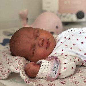 Zucker! So süß schlummert Janni und Peers Töchterchen Yoko