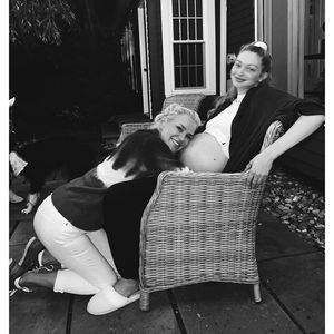 Süß! Mama Yolanda Foster kuschelt mit Gigi Hadids Babybauch