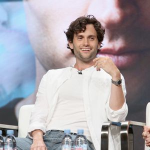 "You"-Star Penn Badgley teilt lustige "Anti-Hero"-Parodie