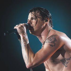 Nach Motorradunfall: Yungblud kämpft sich auf die Bühne