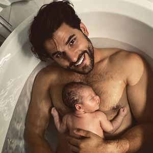 Süß: Hier badet "The Mole"-Kandidat Yves mit seinem Baby!
