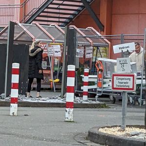 Wieder im Baumarkt: Peter Klein und Yvonne verbringen Zeit