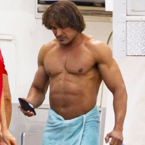 Krasse Verwandlung: Zac Efron mit XL-Muckis und Mähne am Set