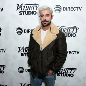 Zac Efron überrascht mit platinblonder Frisur im Urlaub